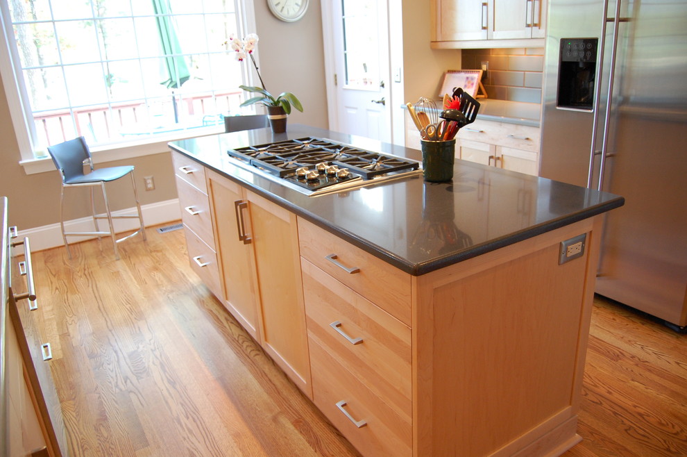 Bild på ett funkis kök, med en undermonterad diskho, skåp i shakerstil, skåp i ljust trä, bänkskiva i kvartsit, brunt stänkskydd, stänkskydd i porslinskakel och rostfria vitvaror