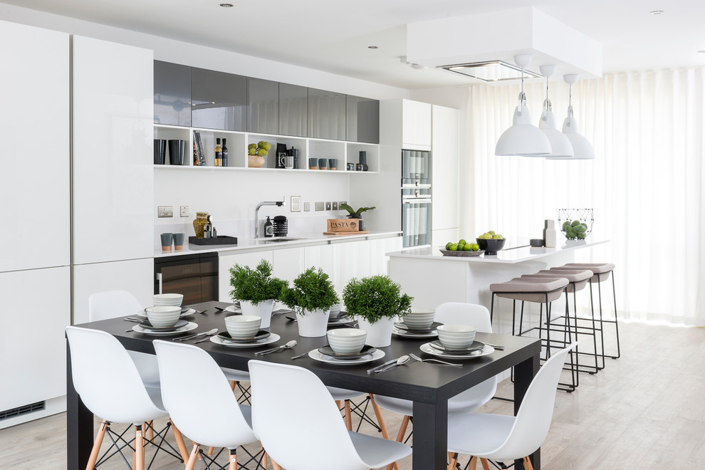 Immagine di una cucina contemporanea di medie dimensioni con lavello sottopiano, paraspruzzi bianco, parquet chiaro, ante lisce e ante bianche