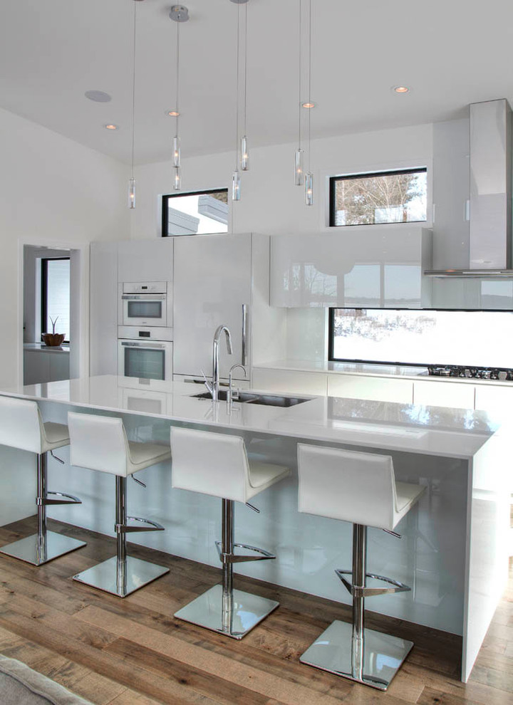 Esempio di una grande cucina moderna con lavello a doppia vasca, ante lisce, ante bianche, paraspruzzi a finestra, pavimento in legno massello medio, elettrodomestici in acciaio inossidabile e pavimento marrone