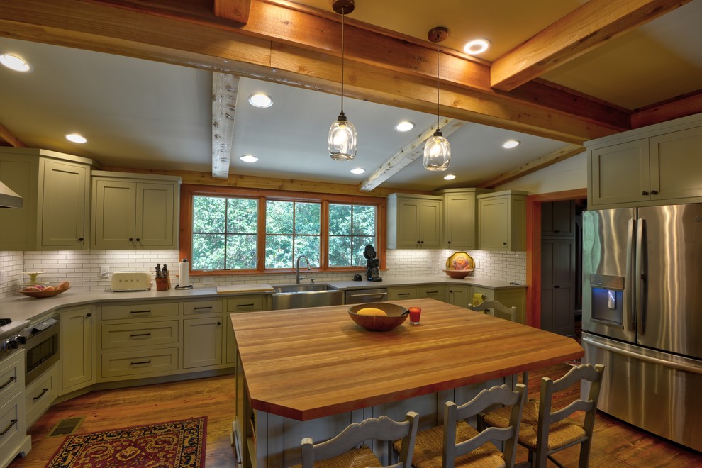 Idéer för stora rustika brunt kök, med en rustik diskho, skåp i shakerstil, grå skåp, träbänkskiva, vitt stänkskydd, stänkskydd i tunnelbanekakel, rostfria vitvaror, mellanmörkt trägolv, en köksö och flerfärgat golv