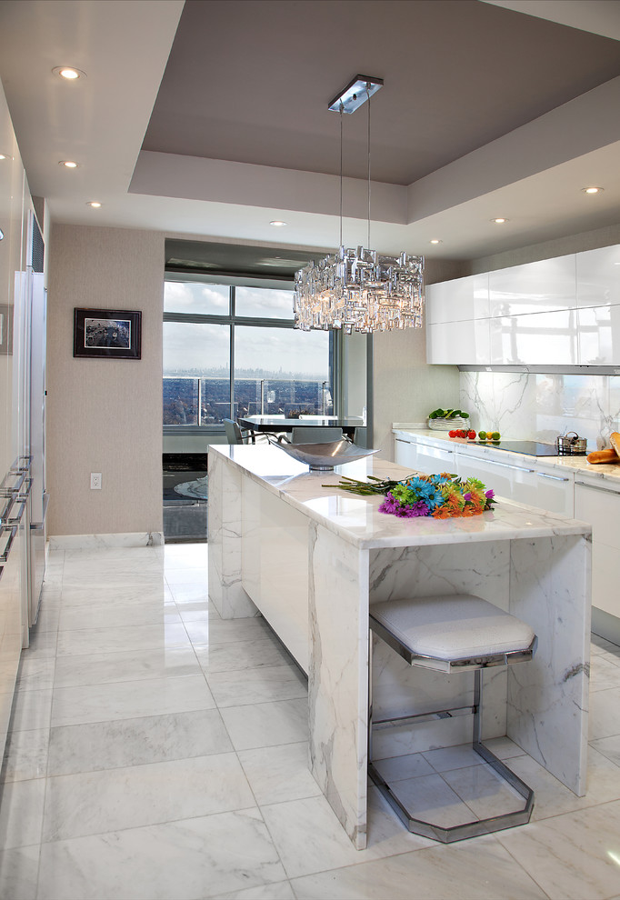 Idee per una cucina parallela design di medie dimensioni con lavello sottopiano, ante lisce, ante bianche, top in marmo, paraspruzzi bianco, paraspruzzi in lastra di pietra e pavimento in marmo