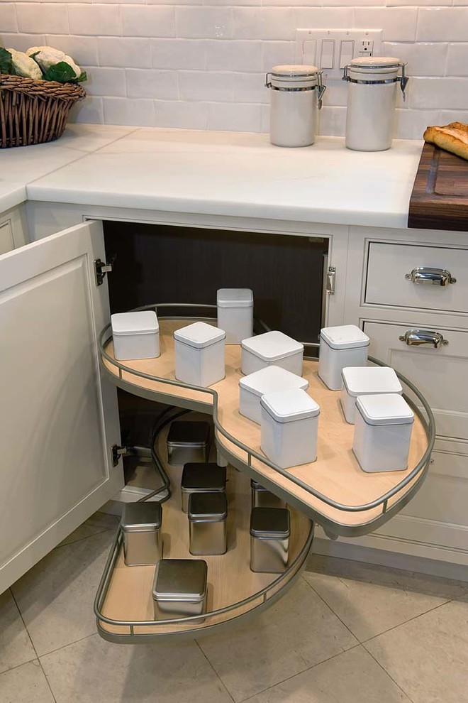 Idéer för vintage kök, med en rustik diskho, luckor med infälld panel, vita skåp, marmorbänkskiva, vitt stänkskydd, stänkskydd i keramik, integrerade vitvaror, klinkergolv i keramik och en köksö