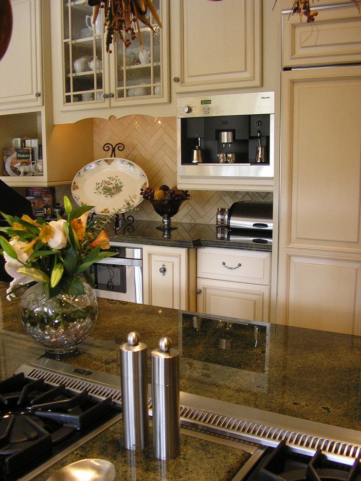 Diseño de cocina clásica con armarios con paneles con relieve, puertas de armario beige y encimera de granito
