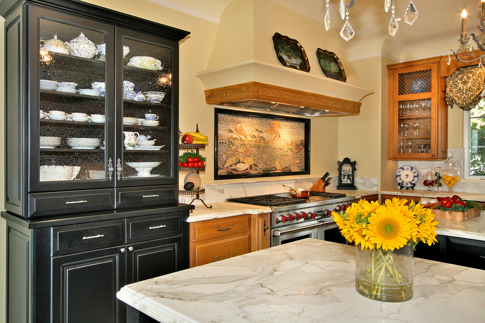 Foto på ett vintage kök, med luckor med glaspanel, marmorbänkskiva, skåp i mellenmörkt trä, flerfärgad stänkskydd, stänkskydd i mosaik och rostfria vitvaror