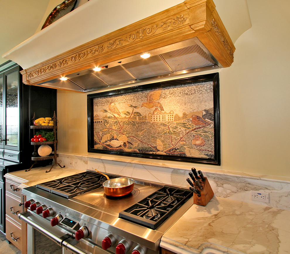 На фото: кухня в классическом стиле с мраморной столешницей, разноцветным фартуком и фартуком из плитки мозаики