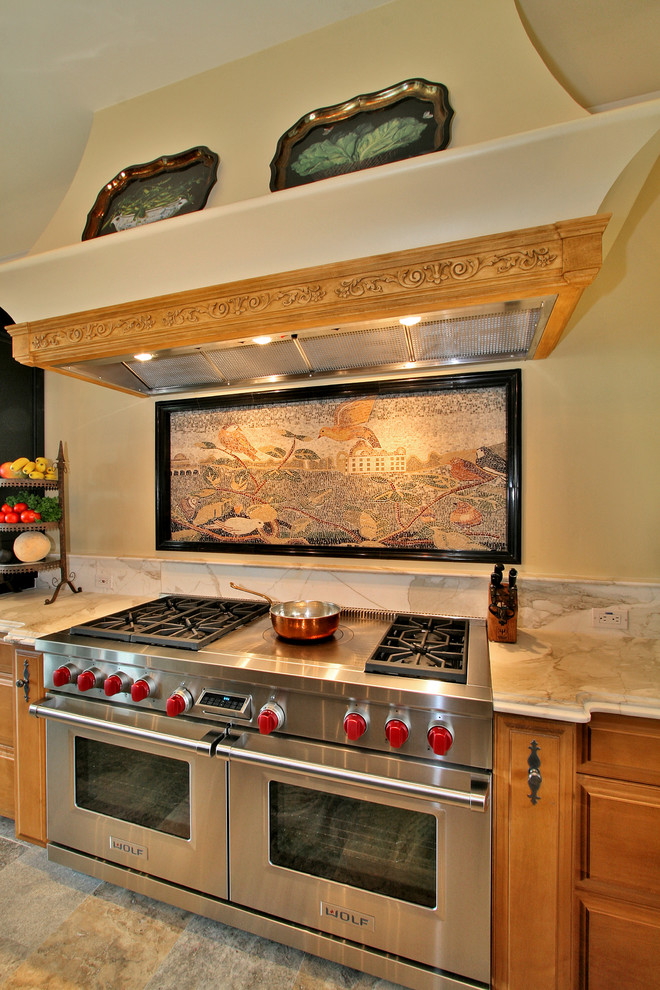 Cette photo montre une cuisine chic avec un électroménager en acier inoxydable, une crédence multicolore et une crédence en mosaïque.