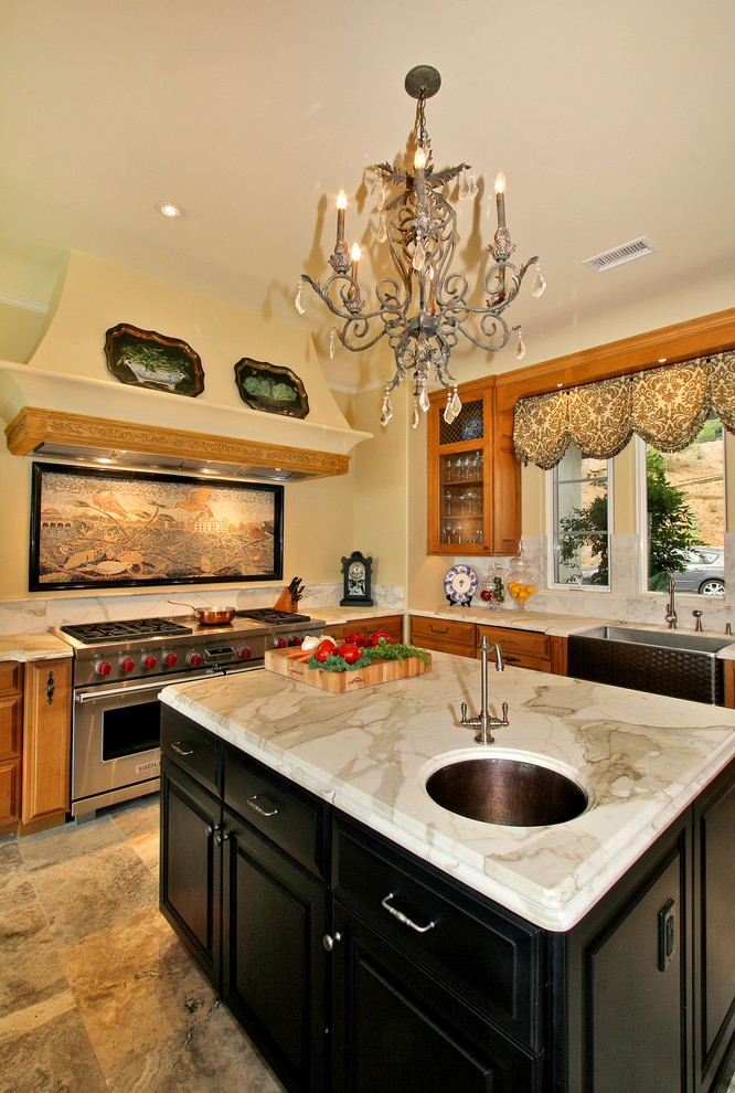 Klassische Küche mit Landhausspüle, Marmor-Arbeitsplatte, bunter Rückwand und Rückwand aus Mosaikfliesen in San Diego