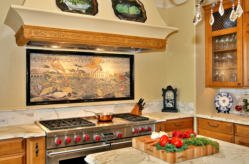 Ejemplo de cocina tradicional con encimera de mármol, salpicadero multicolor, salpicadero con mosaicos de azulejos y electrodomésticos de acero inoxidable