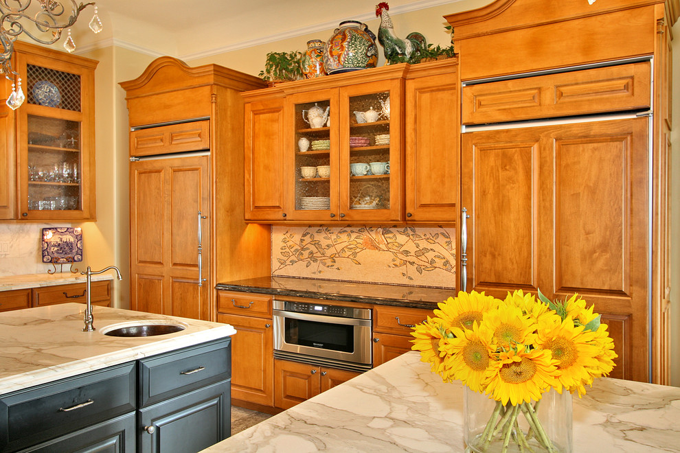 Источник вдохновения для домашнего уюта: кухня в классическом стиле с фасадами с выступающей филенкой, мраморной столешницей, фасадами цвета дерева среднего тона и разноцветным фартуком