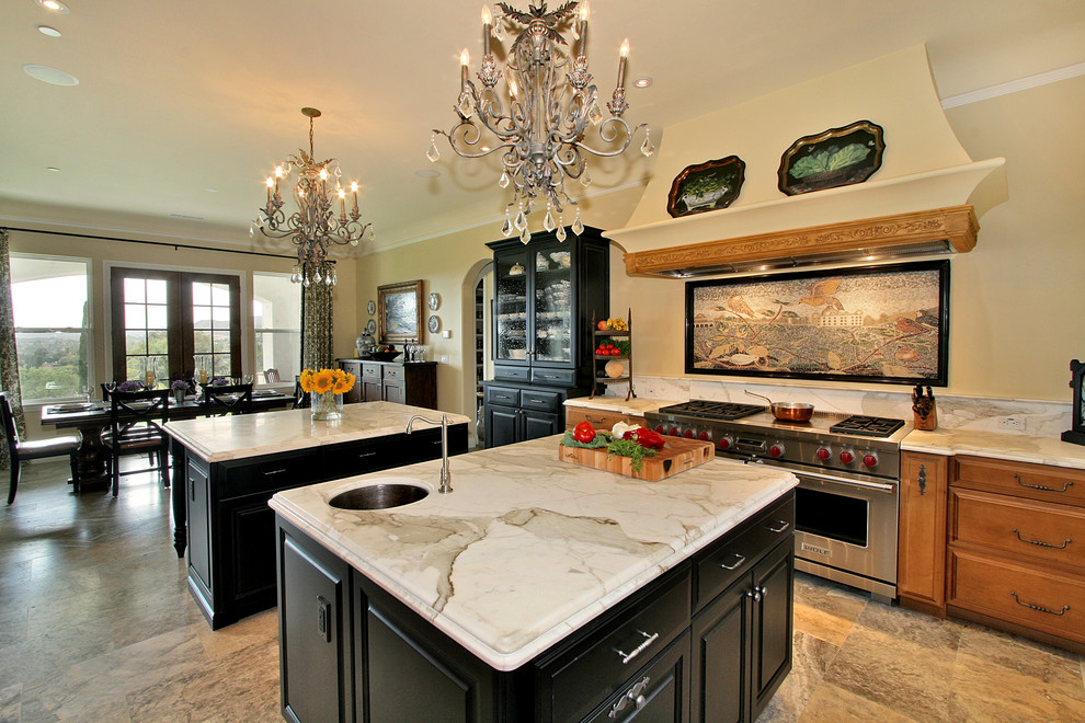 Immagine di una cucina abitabile tradizionale con top in marmo, 2 o più isole e paraspruzzi in marmo