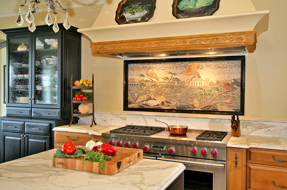 Пример оригинального дизайна: кухня в классическом стиле с техникой из нержавеющей стали, мраморной столешницей, разноцветным фартуком и фартуком из плитки мозаики