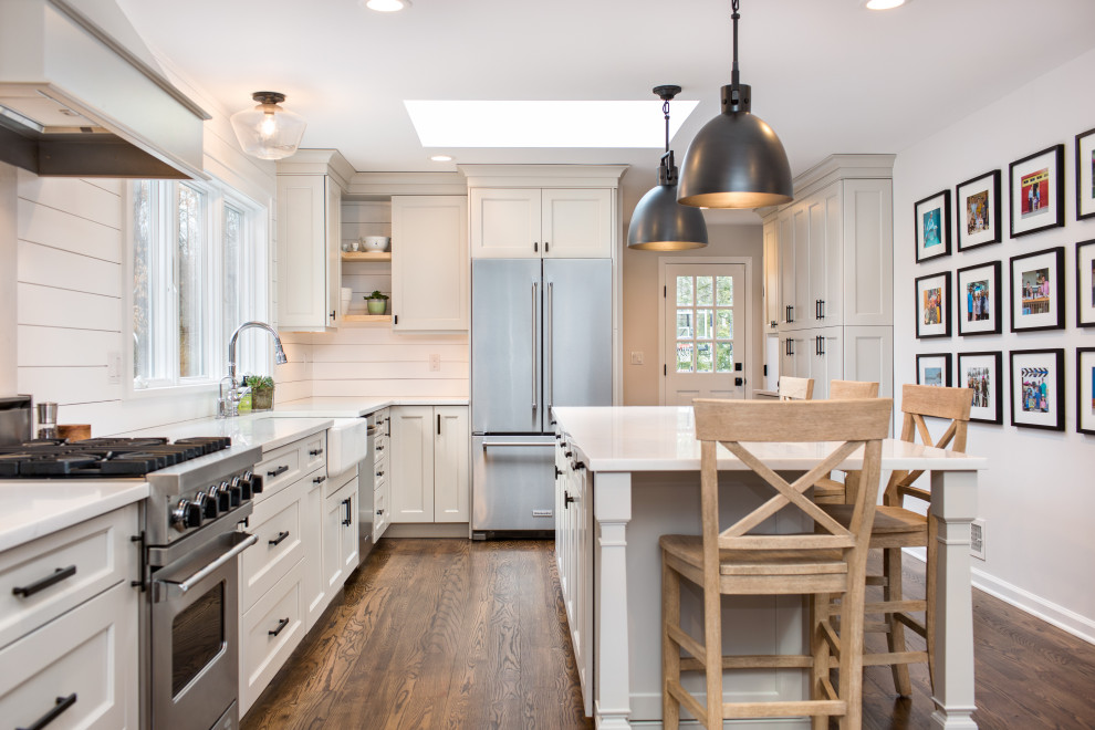 Exempel på ett stort lantligt vit vitt kök, med en rustik diskho, skåp i shakerstil, grå skåp, bänkskiva i kvarts, vitt stänkskydd, stänkskydd i trä, rostfria vitvaror, mellanmörkt trägolv, en köksö och brunt golv
