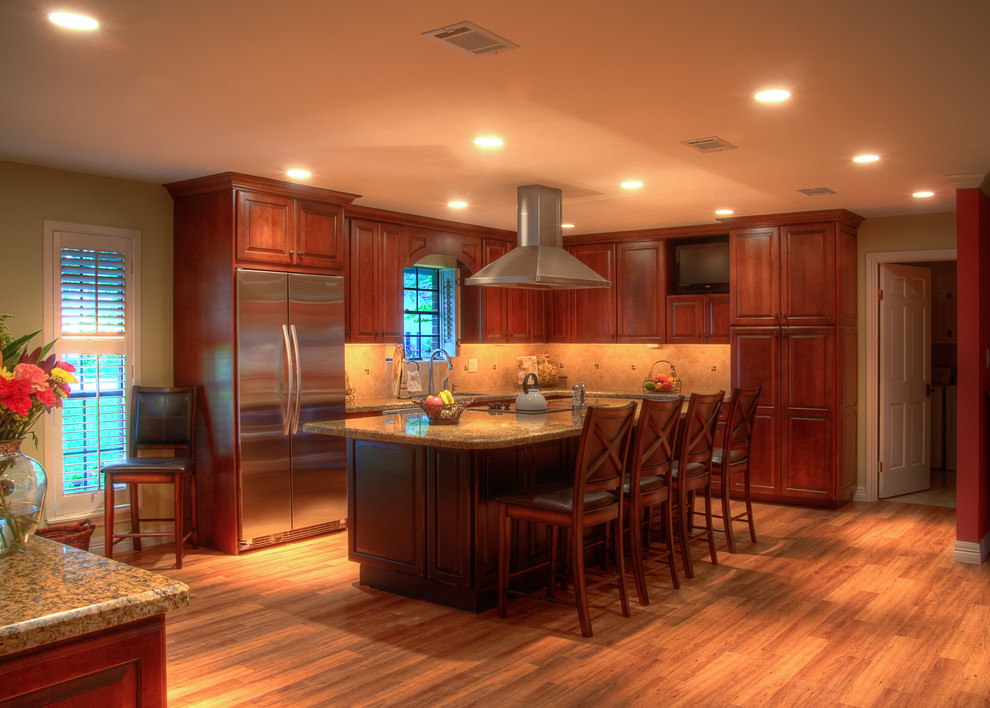 Kitchen - traditional kitchen idea in Austin