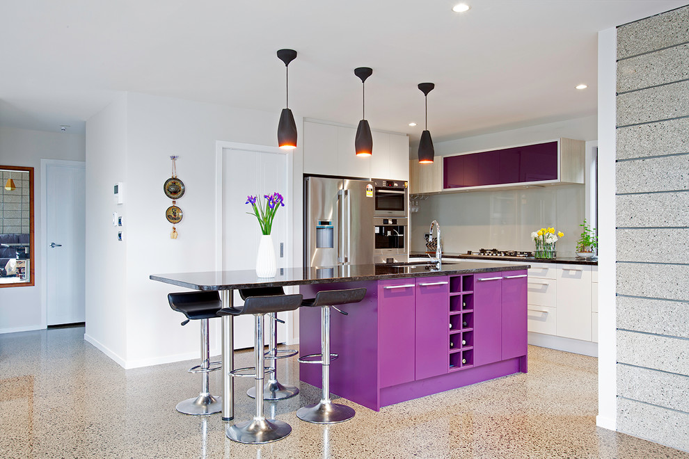 Exempel på ett mellanstort modernt kök, med en undermonterad diskho, släta luckor, lila skåp, bänkskiva i kvarts, grått stänkskydd, glaspanel som stänkskydd, rostfria vitvaror, betonggolv, en köksö och grått golv