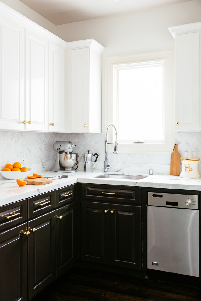 Bild på ett litet vintage kök, med en undermonterad diskho, luckor med upphöjd panel, vita skåp, marmorbänkskiva, vitt stänkskydd, stänkskydd i stenkakel, rostfria vitvaror och mörkt trägolv
