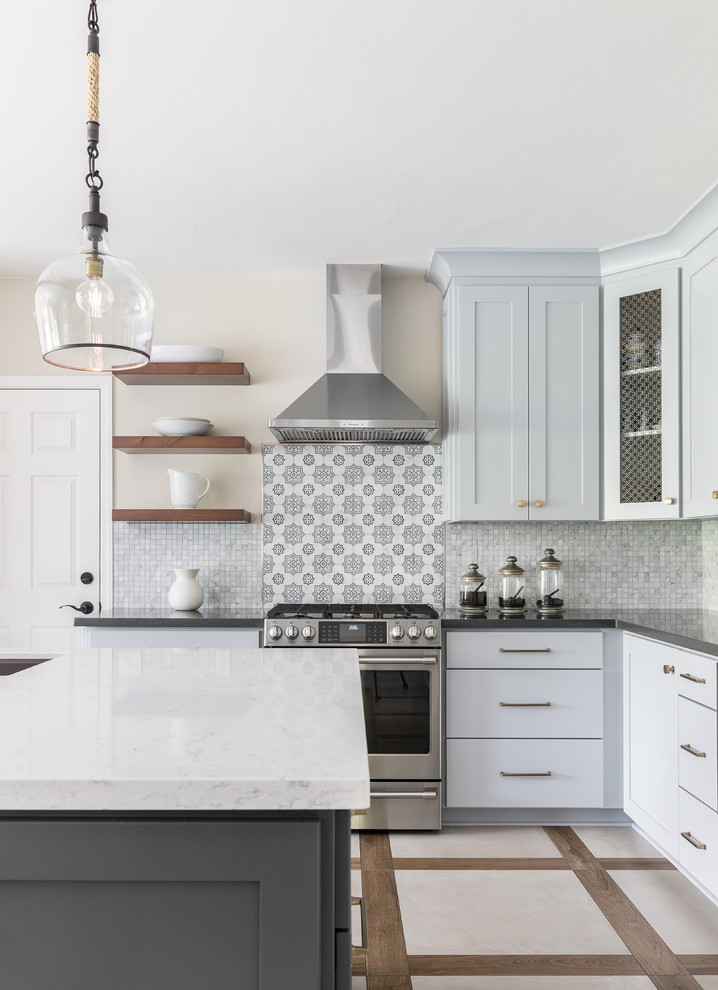Idéer för mellanstora vintage flerfärgat kök, med en undermonterad diskho, skåp i shakerstil, grå skåp, bänkskiva i kvarts, grått stänkskydd, stänkskydd i marmor, rostfria vitvaror, klinkergolv i porslin, en köksö och flerfärgat golv
