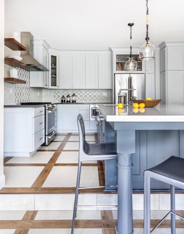 Idéer för ett mellanstort klassiskt grå u-kök, med en undermonterad diskho, skåp i shakerstil, grå skåp, bänkskiva i kvarts, grått stänkskydd, stänkskydd i marmor, rostfria vitvaror, klinkergolv i porslin, en köksö och flerfärgat golv