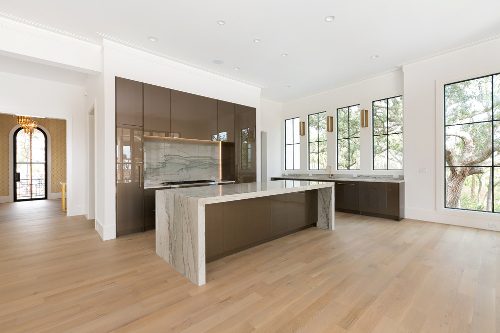 Exempel på ett stort klassiskt flerfärgad flerfärgat kök, med en undermonterad diskho, släta luckor, bruna skåp, bänkskiva i kvartsit, flerfärgad stänkskydd, stänkskydd i sten, integrerade vitvaror, ljust trägolv, en köksö och brunt golv