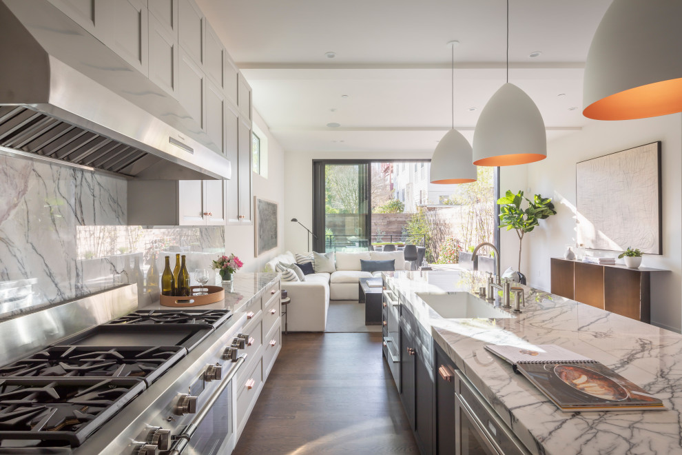 Esempio di un grande cucina con isola centrale classico con lavello sottopiano, ante in stile shaker, ante grigie, top in quarzo composito, paraspruzzi bianco, paraspruzzi in marmo, elettrodomestici in acciaio inossidabile, pavimento in legno massello medio e top grigio