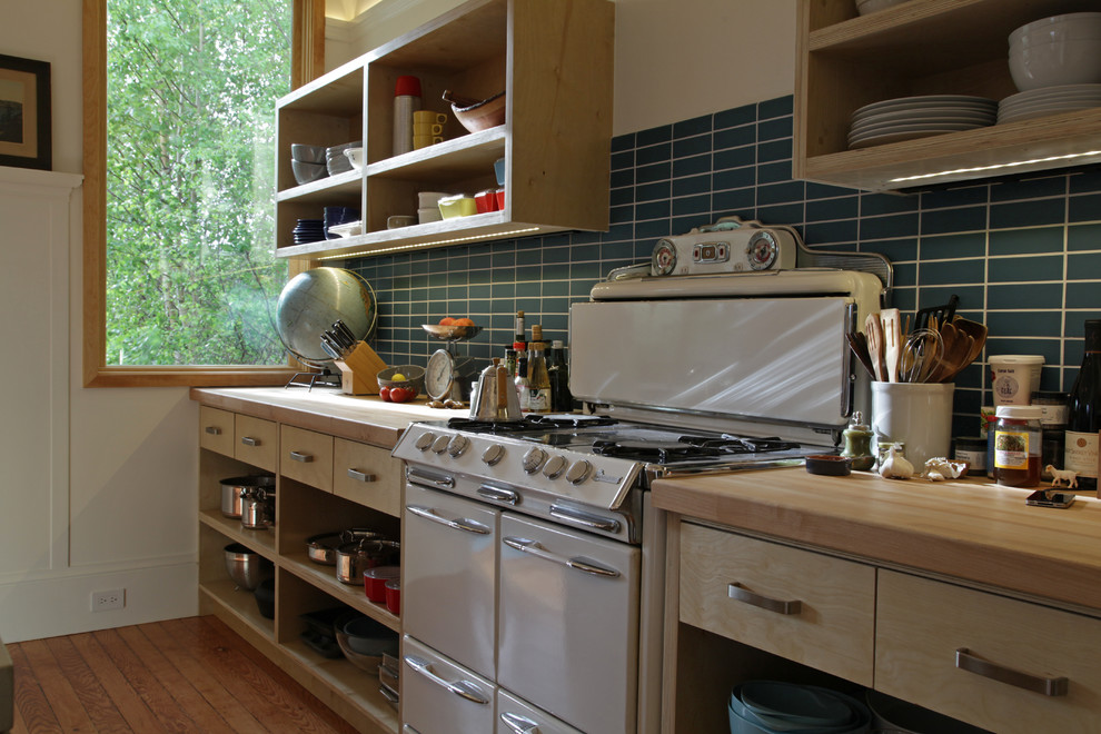 Bild på ett funkis kök, med öppna hyllor, skåp i ljust trä och vita vitvaror