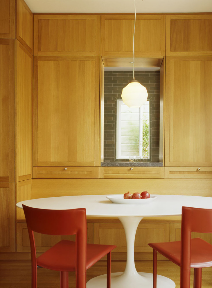 Imagen de cocina comedor clásica con armarios estilo shaker y puertas de armario de madera oscura