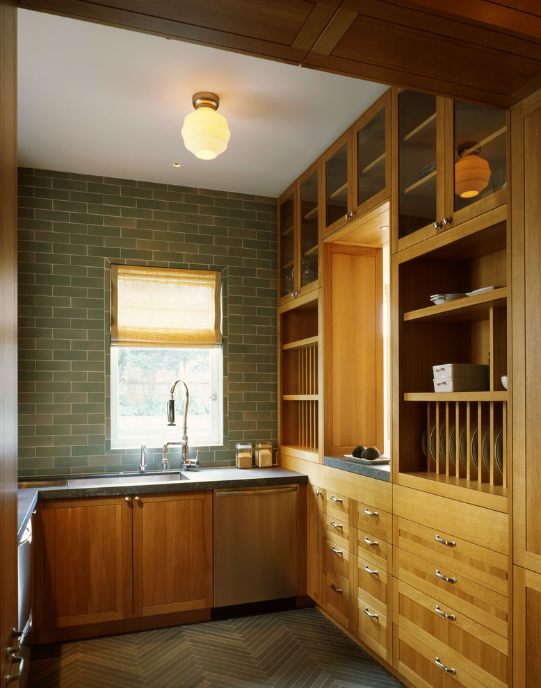 Modelo de cocina tradicional cerrada con electrodomésticos de acero inoxidable, salpicadero de azulejos tipo metro, armarios abiertos, puertas de armario de madera oscura y salpicadero gris