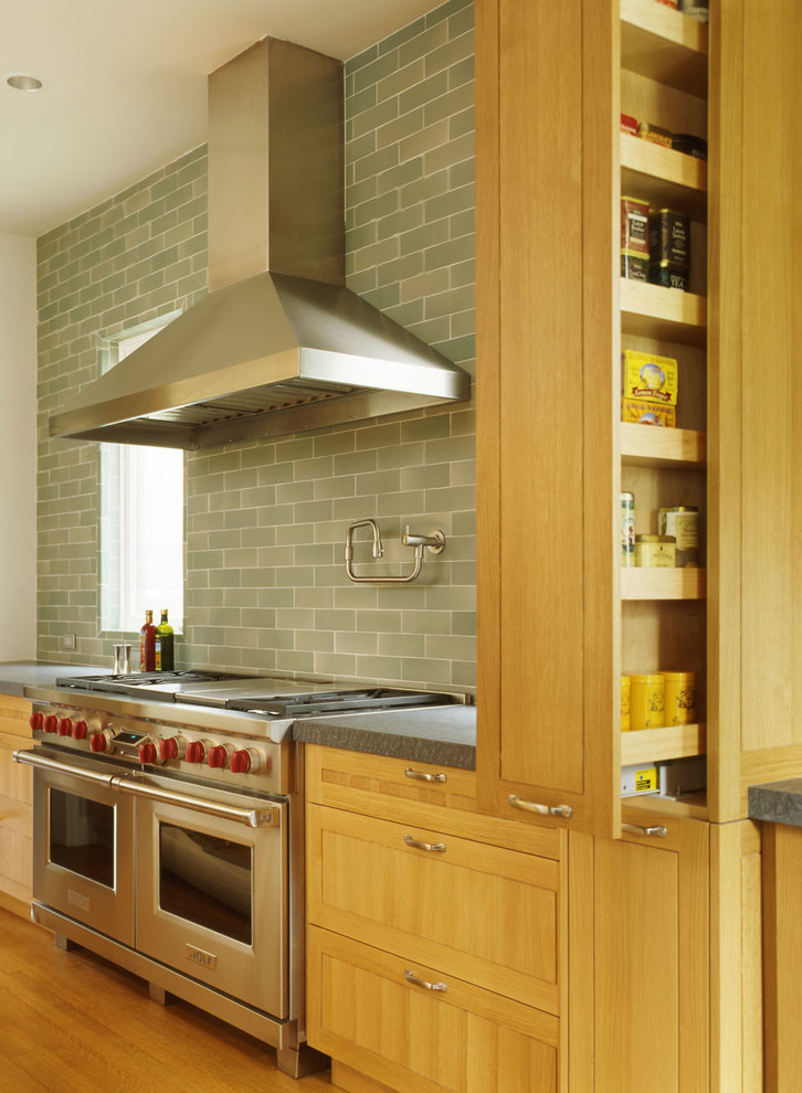 Ejemplo de cocina tradicional con electrodomésticos de acero inoxidable y salpicadero de azulejos tipo metro