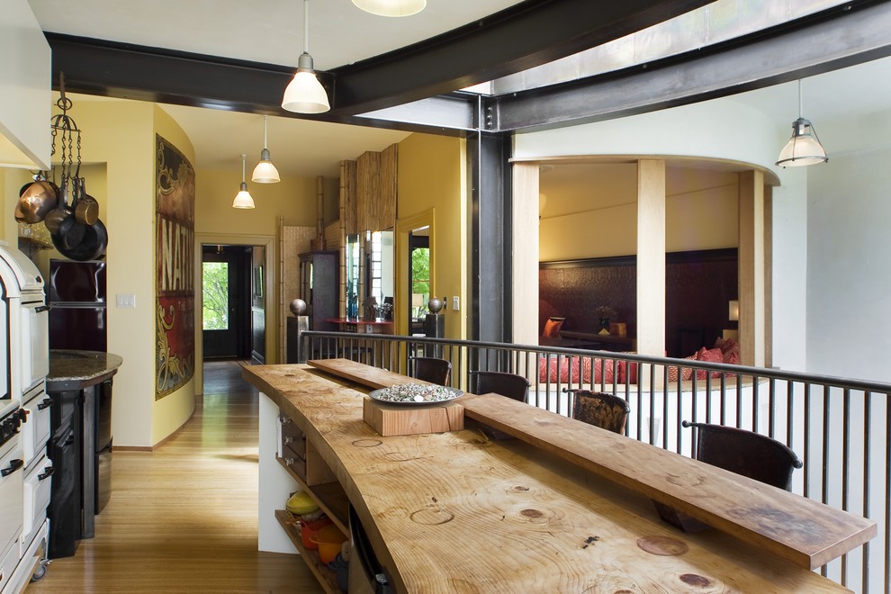 На фото: прямая кухня среднего размера в современном стиле с обеденным столом, врезной мойкой, плоскими фасадами, белой техникой, полом из бамбука и островом