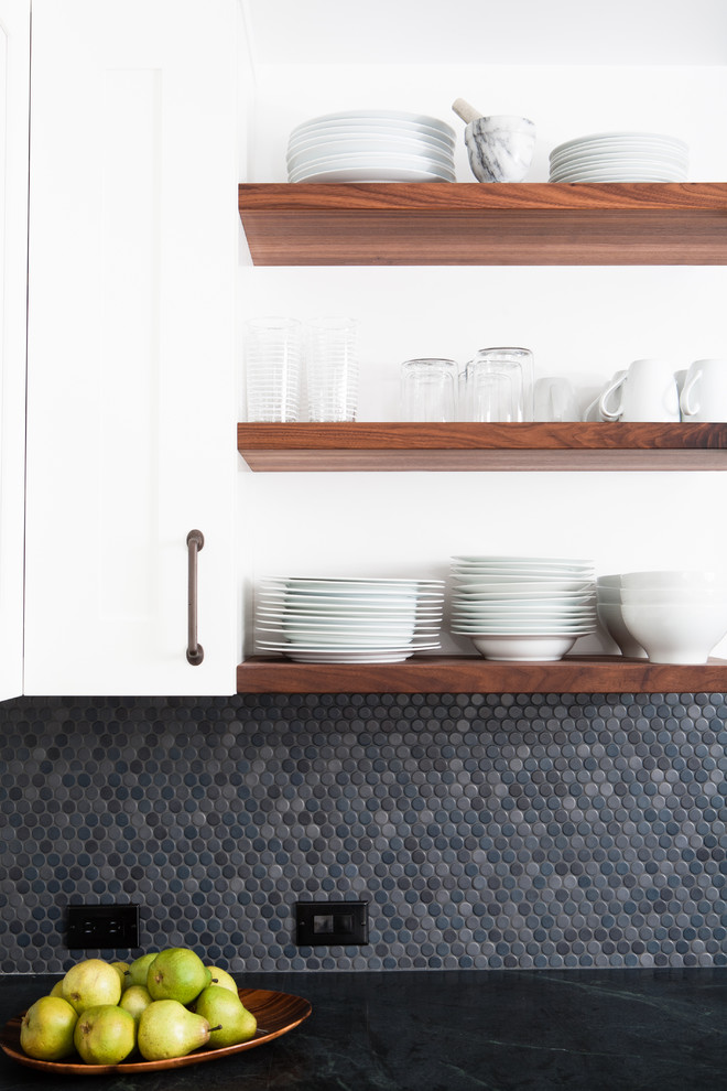 Moderne Küche mit offenen Schränken, Küchenrückwand in Grau und Rückwand aus Mosaikfliesen in San Francisco