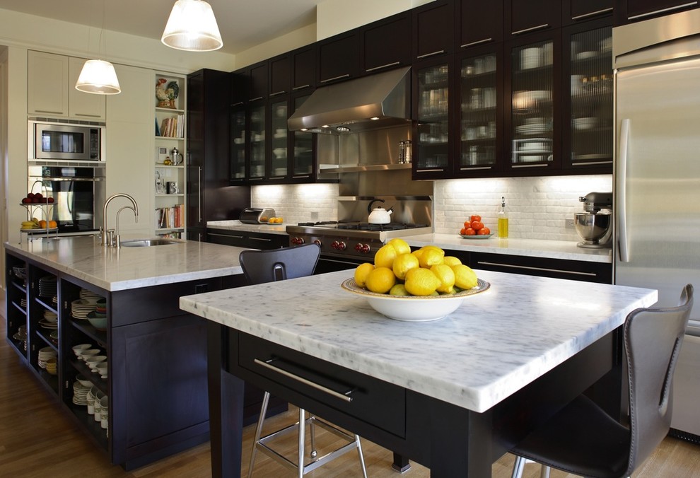 Zweizeilige Moderne Küche mit Küchengeräten aus Edelstahl, Unterbauwaschbecken, Schrankfronten im Shaker-Stil, dunklen Holzschränken, Marmor-Arbeitsplatte, Küchenrückwand in Weiß und Rückwand aus Steinfliesen in San Francisco