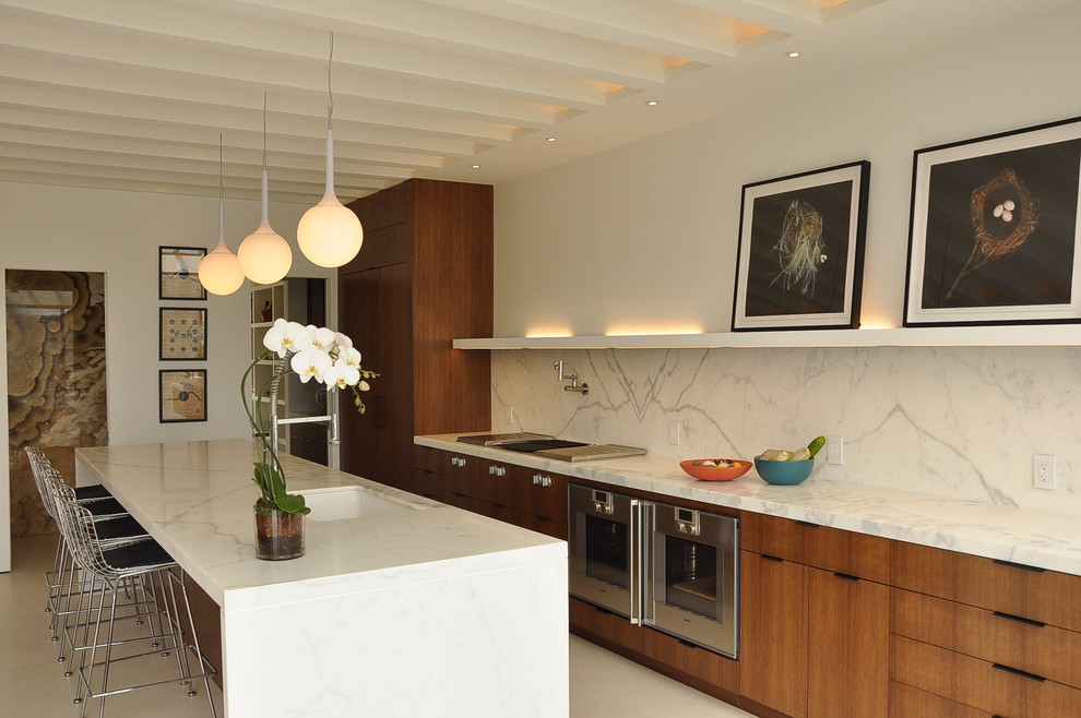 Foto de cocina contemporánea con salpicadero blanco y electrodomésticos con paneles