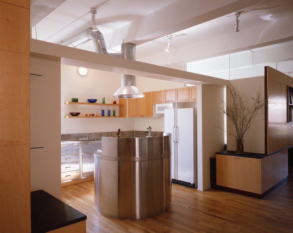 Foto de cocina contemporánea con armarios con paneles lisos, puertas de armario en acero inoxidable, electrodomésticos blancos y encimera de acero inoxidable