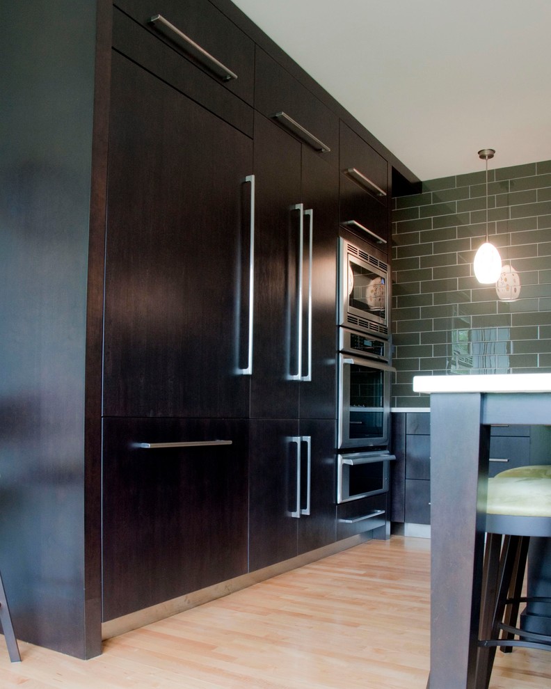 Example of a trendy kitchen design in Ottawa
