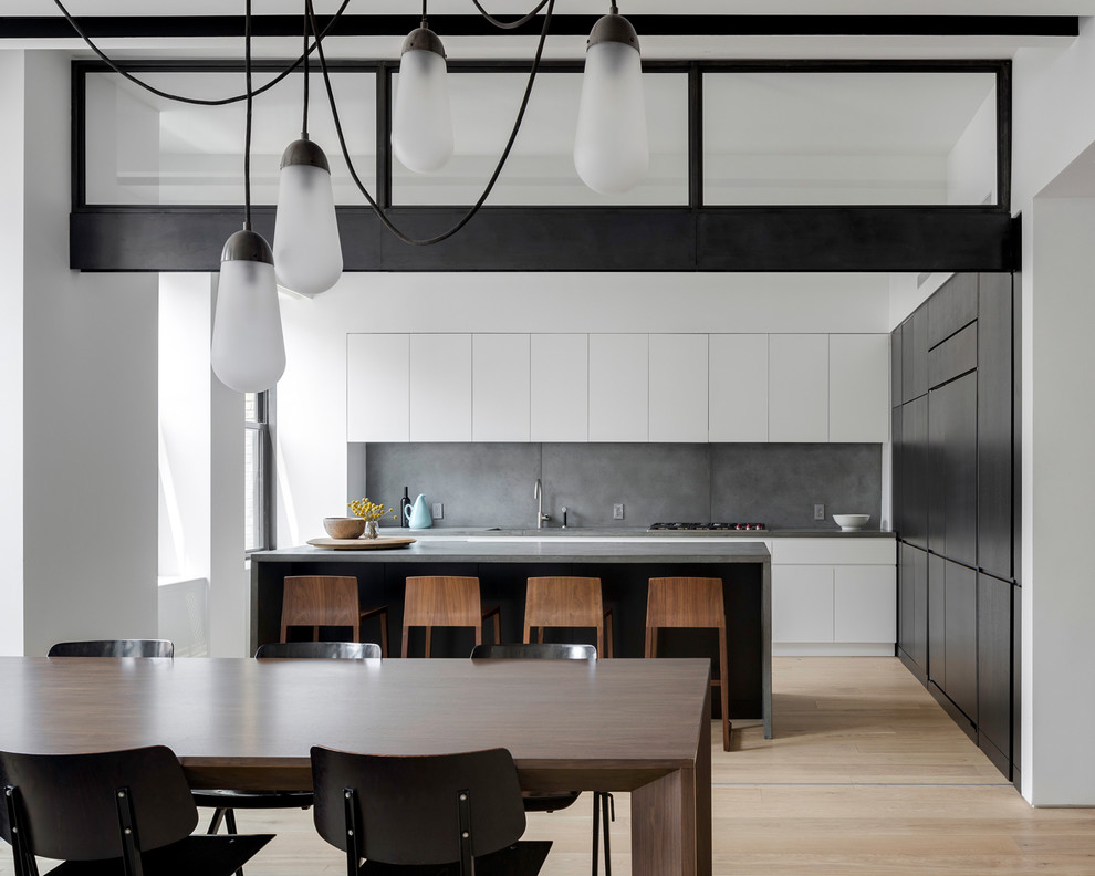 Exempel på ett stort modernt grå grått kök, med en undermonterad diskho, släta luckor, vita skåp, bänkskiva i betong, grått stänkskydd, stänkskydd i cementkakel, rostfria vitvaror, ljust trägolv, en köksö och beiget golv