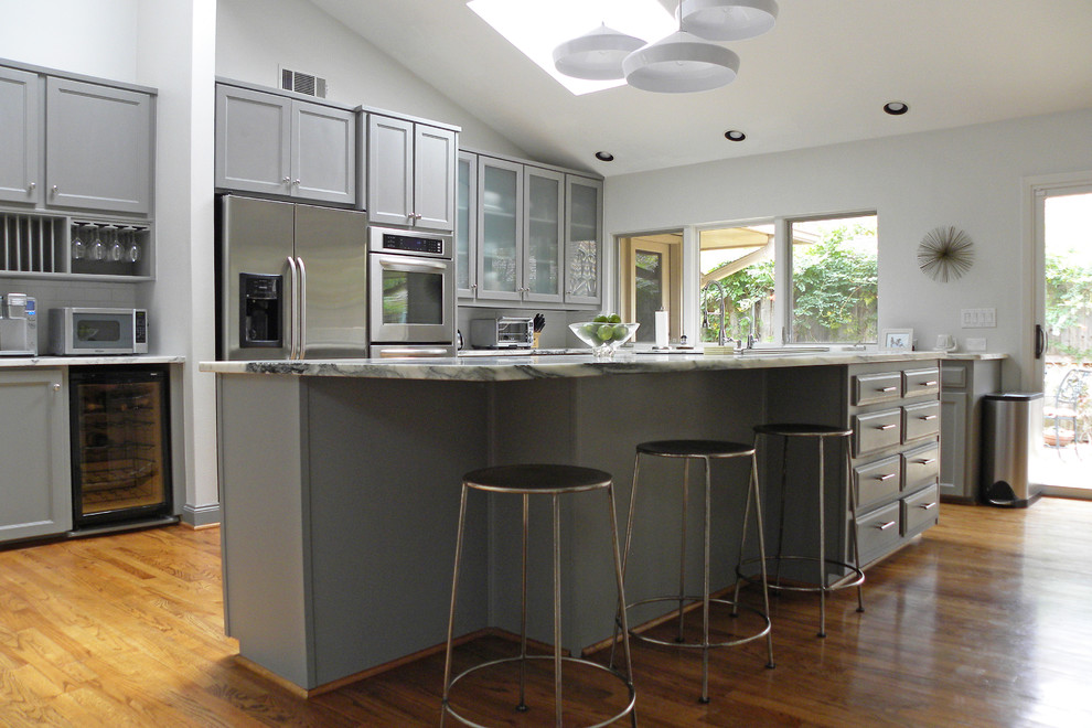 Imagen de cocina contemporánea con armarios estilo shaker, puertas de armario grises y electrodomésticos de acero inoxidable