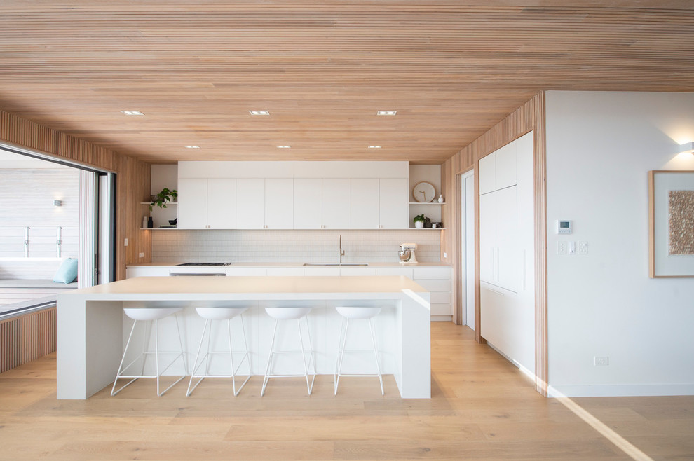 Foto di una cucina contemporanea con parquet chiaro e pavimento marrone
