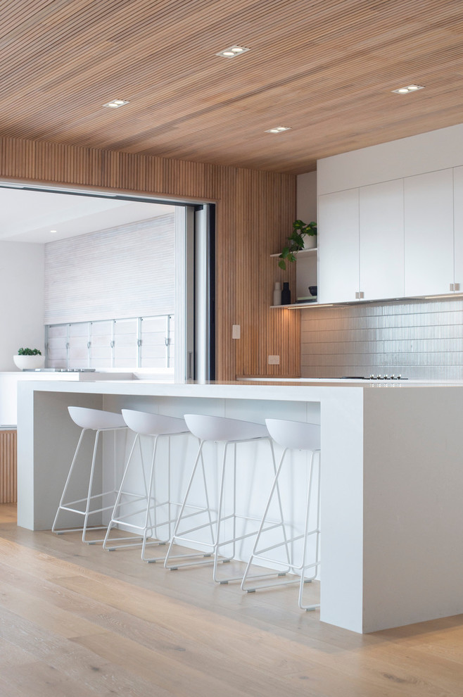 Moderne Küche mit hellem Holzboden und braunem Boden in Sunshine Coast