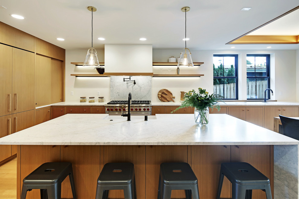Foto på ett stort minimalistiskt flerfärgad kök, med en rustik diskho, släta luckor, skåp i mellenmörkt trä, rostfria vitvaror, mellanmörkt trägolv, en köksö och brunt golv