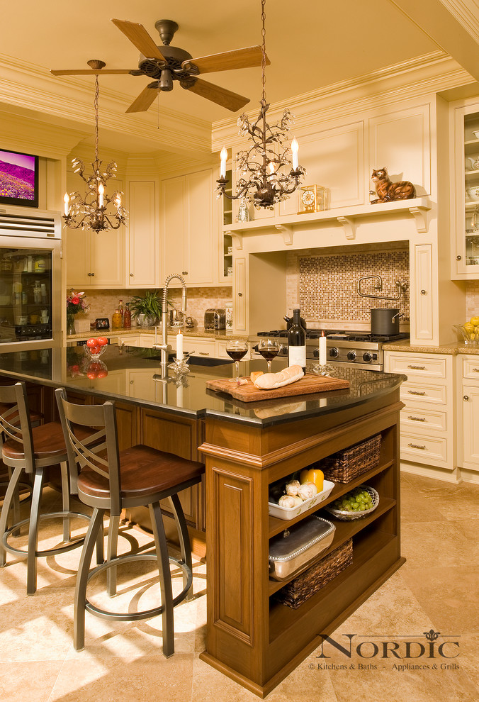 Foto på ett mellanstort vintage kök, med en rustik diskho, luckor med infälld panel, vita skåp, flerfärgad stänkskydd, stänkskydd i mosaik, rostfria vitvaror, klinkergolv i porslin och en köksö