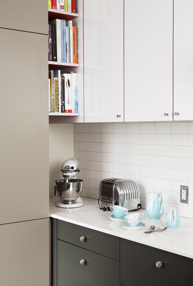 Modelo de cocina minimalista con armarios con paneles lisos, salpicadero blanco y con blanco y negro