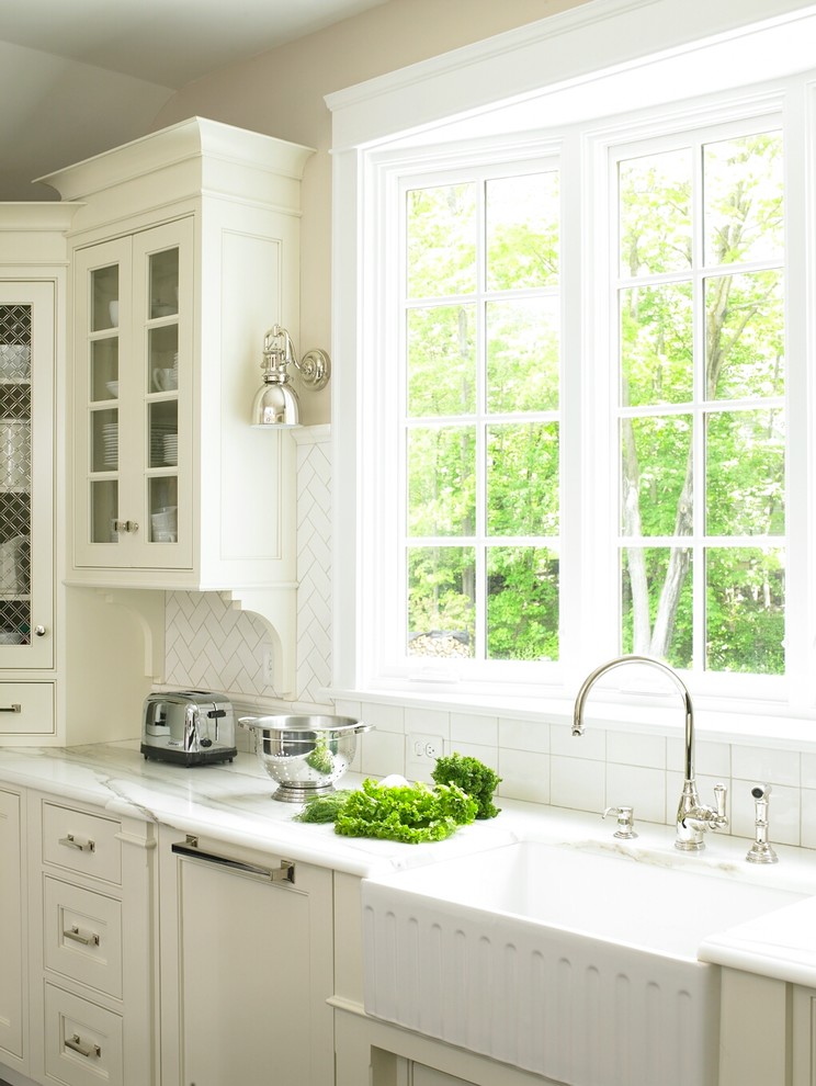 Kitchen - traditional kitchen idea in New York