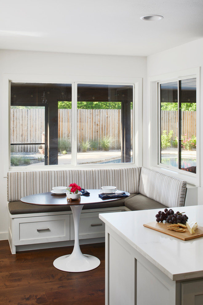 Свежая идея для дизайна: кухня в стиле неоклассика (современная классика) с обеденным столом, темным паркетным полом, коричневым полом и окном - отличное фото интерьера