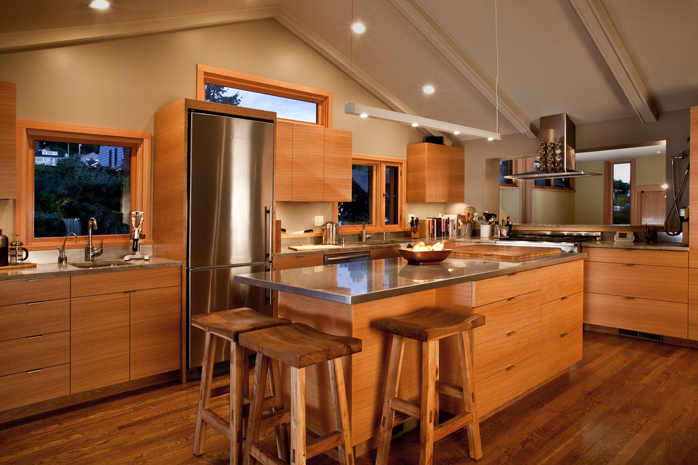 Foto de cocina actual con armarios con paneles lisos, puertas de armario de madera oscura y electrodomésticos de acero inoxidable