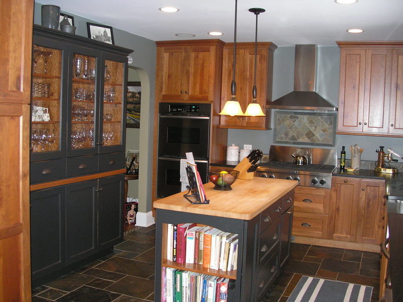 Esempio di una cucina stile americano di medie dimensioni con lavello stile country, ante lisce, ante in legno scuro, top in granito e elettrodomestici in acciaio inossidabile