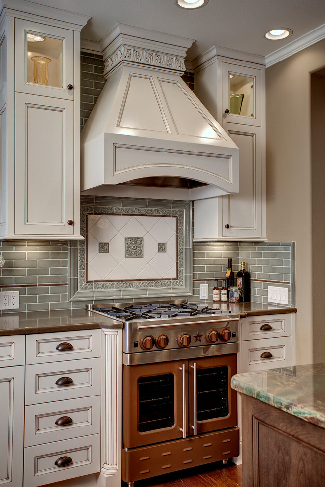Inspiration för ett vintage kök, med en undermonterad diskho, luckor med infälld panel, vita skåp, granitbänkskiva, grönt stänkskydd, stänkskydd i tunnelbanekakel och integrerade vitvaror