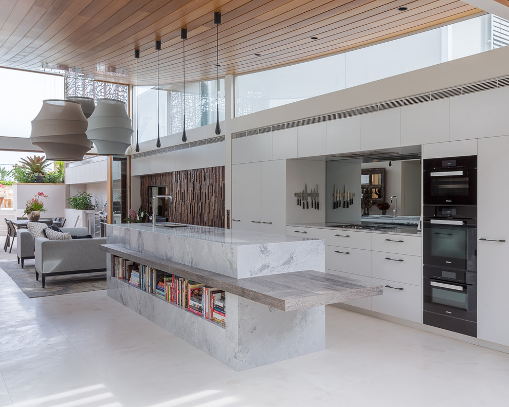 Offene, Zweizeilige Moderne Küche mit flächenbündigen Schrankfronten, weißen Schränken, schwarzen Elektrogeräten und Kücheninsel in Sydney