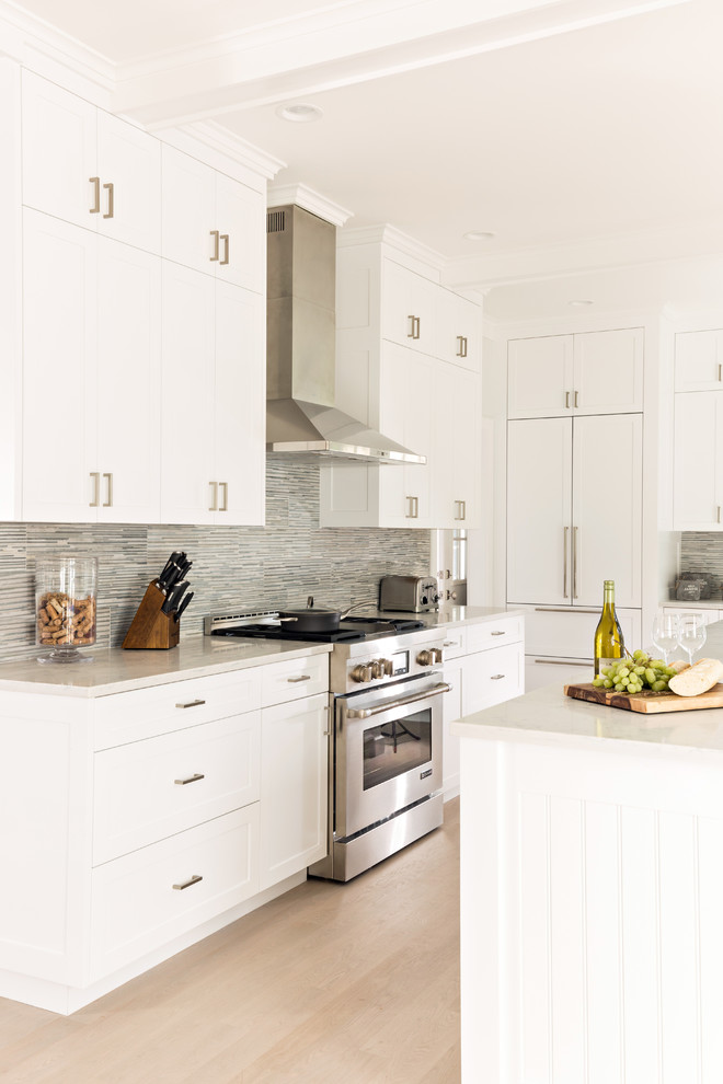 Klassische Küche mit Waschbecken, weißen Schränken, Marmor-Arbeitsplatte, Küchenrückwand in Grau, Rückwand aus Keramikfliesen, Küchengeräten aus Edelstahl und hellem Holzboden in Boston