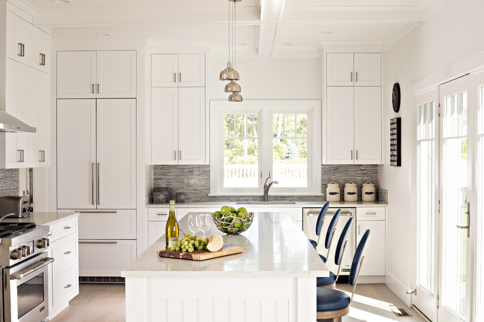 Große Klassische Küche in L-Form mit weißen Schränken, Küchenrückwand in Grau, Küchengeräten aus Edelstahl, hellem Holzboden, Schrankfronten im Shaker-Stil, Rückwand aus Stäbchenfliesen und Kücheninsel in Boston