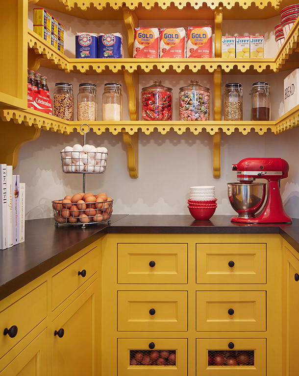Cette image montre une arrière-cuisine traditionnelle avec un placard à porte shaker et des portes de placard jaunes.