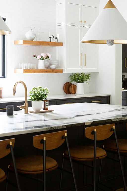 Offene, Große, Zweizeilige Moderne Küche mit Schrankfronten im Shaker-Stil, schwarzen Schränken, Küchenrückwand in Weiß, hellem Holzboden, Kücheninsel, braunem Boden und weißer Arbeitsplatte in Dallas